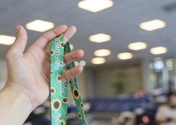 LEI PREVÊ USO DE FITA COM DESENHO DE GIRASSÓIS PARA IDENTIFICAR PESSOA COM DEFICIÊNCIA NÃO APARENTE