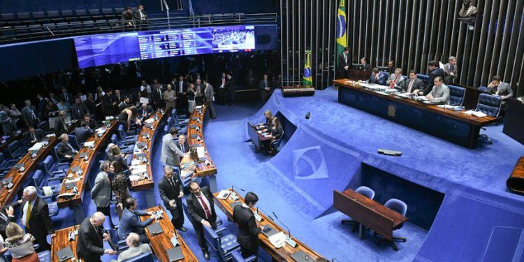 PLENÁRIO DO SENADO APROVA PL 2342 COM EMENDA QUE BENEFICIA OFICIAIS DE JUSTIÇA: TEXTO SEGUE PARA SANÇÃO PRESIDENCIAL