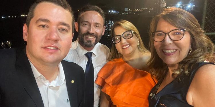 AOJUS PARTICIPA DE JANTAR DE INSTALAÇÃO DA FRENTE PARLAMENTAR EM DEFESA DOS OFICIAIS DE JUSTIÇA