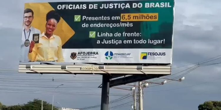 ENTIDADES NACIONAIS REALIZAM CAMPANHA DE VALORIZAÇÃO DOS OFICIAIS DE JUSTIÇA COM OUTDOOR EM BRASÍLIA