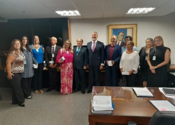 AOJUS ACOMPANHA SOLENIDADE DE ENTREGA DE CELULARES AOS OFICIAIS DE JUSTIÇA DO TJDFT