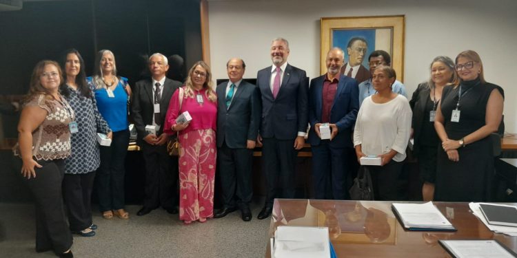 AOJUS ACOMPANHA SOLENIDADE DE ENTREGA DE CELULARES AOS OFICIAIS DE JUSTIÇA DO TJDFT