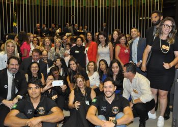 SESSÃO SOLENE NA CÂMARA DOS DEPUTADOS CHAMA A ATENÇÃO PARA A CARREIRA E PRESTA HOMENAGEM AOS OFICIAIS DE JUSTIÇA