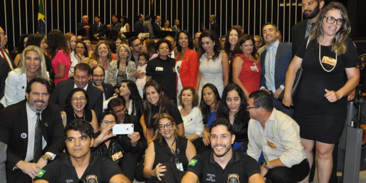 SESSÃO SOLENE NA CÂMARA DOS DEPUTADOS CHAMA A ATENÇÃO PARA A CARREIRA E PRESTA HOMENAGEM AOS OFICIAIS DE JUSTIÇA
