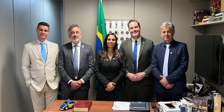 LIVRE PARADA: REPRESENTAÇÕES DOS OFICIAIS DE JUSTIÇA SE REÚNEM COM O DEPUTADO NICOLETTI