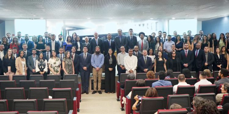 SOLENIDADE DO TJDFT DÁ POSSE A OITO NOVOS OFICIAIS DE JUSTIÇA: AOJUS/DF DÁ AS BOAS-VINDAS AOS COLEGAS