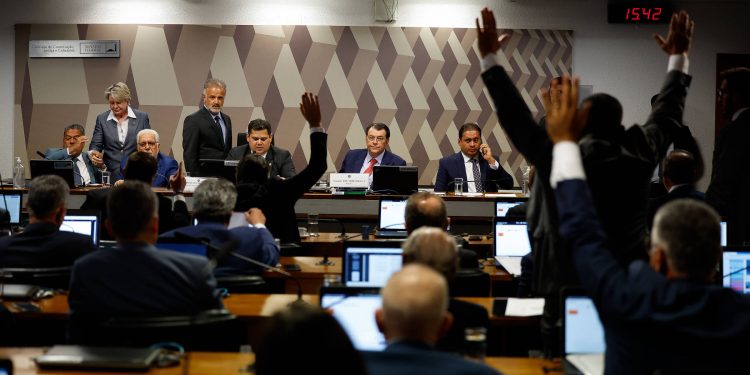 CCJ DO SENADO APROVA PL QUE GARANTE PORTE DE ARMA PARA OFICIAIS DE JUSTIÇA