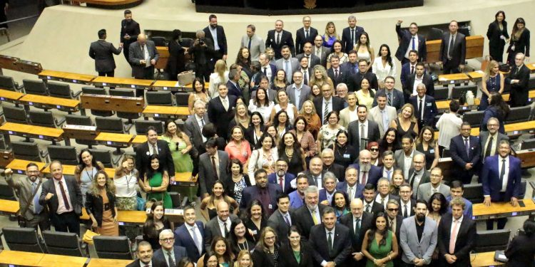 SESSÃO SOLENE EM HOMENAGEM AOS OFICIAIS DE JUSTIÇA MARCA MOBILIZAÇÃO PELA APROVAÇÃO DO RISCO DA ATIVIDADE