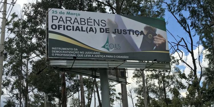 AOJUS/DFTO PRESTA HOMENAGEM AOS OFICIAIS DE JUSTIÇA COM INSTALAÇÃO DE OUTDOOR