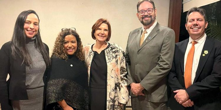 AOJUS-DF/TO MARCA PRESENÇA EM PALESTRA SOBRE O SUPERIOR TRIBUNAL MILITAR E A DEFESA DA DEMOCRACIA