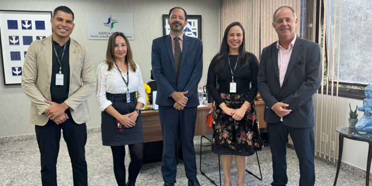 AOJUS-DF/TO SE REÚNE COM DIRETOR DO FORO DA JUSTIÇA FEDERAL DO DF PARA ATUAÇÃO PELAS CONDIÇÕES DE TRABALHO DOS OFICIAIS DE JUSTIÇA