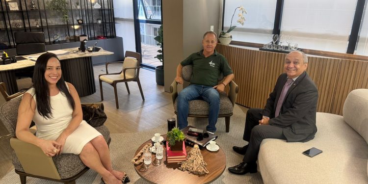 AOJUS FORTALECE DIÁLOGO E PARCERIAS EM VISITA AO SINDJUS-DF