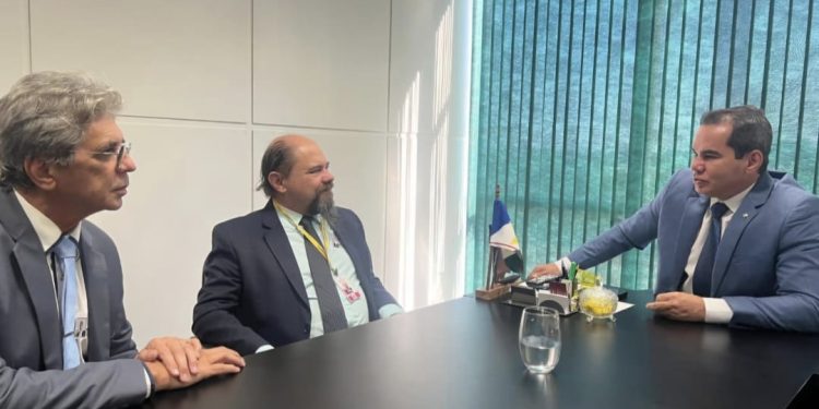 DEPUTADO DEFENSOR STÉLIO DENER APRESENTA PARECER FAVORÁVEL AO PL DA LIVRE PARADA PARA OFICIAIS DE JUSTIÇA