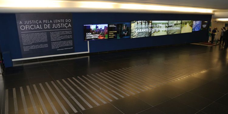 AOJUS-DFTO PRESTIGIA ABERTURA DA EXPOSIÇÃO “A JUSTIÇA PELA LENTE DO OFICIAL DE JUSTIÇA” NA CÂMARA DOS DEPUTADOS