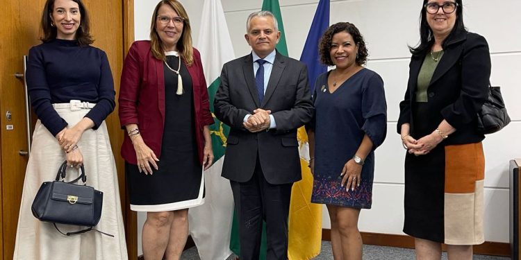 AOJUS-DFTO REFORÇA NECESSIDADE DE NOVAS NOMEAÇÕES DE OFICIAIS DE JUSTIÇA EM REUNIÃO COM A PRESIDÊNCIA DO TRT-10